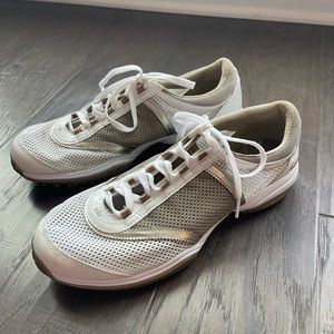 Nike Women’s Size 8.5 White/Beige Tongueless Lace-Up Low Top Golf Shoes Sneakers